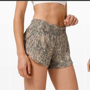 Lululemon Tracker Short V *4"